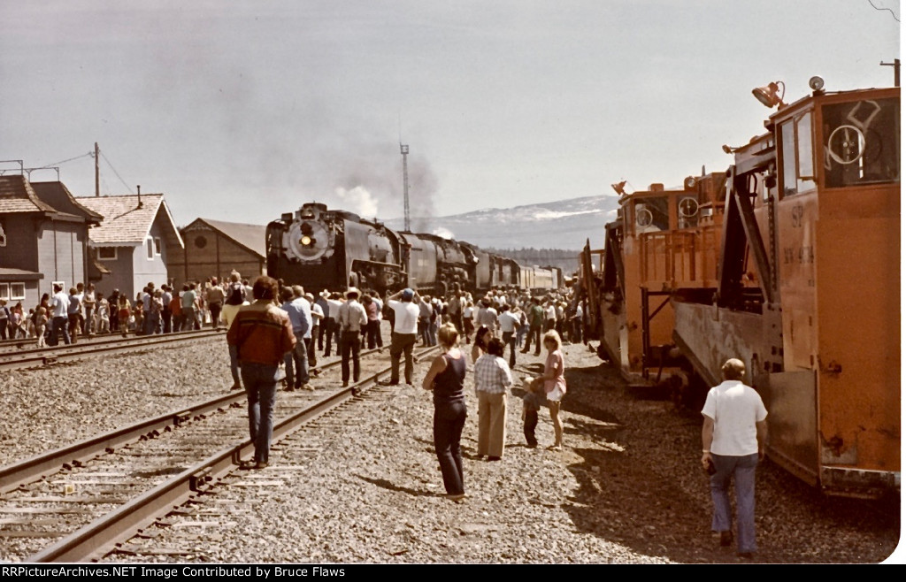UP 8444 &amp; 3985 arriving. 
